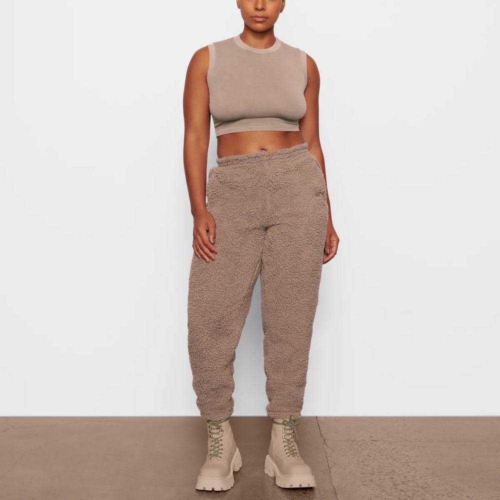 SKIMS Teddy Jogger Pants - Picture 5 of 7